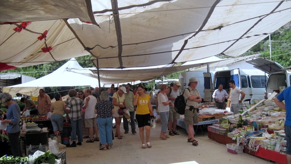 Turunç Market - plenty of shade in the new location